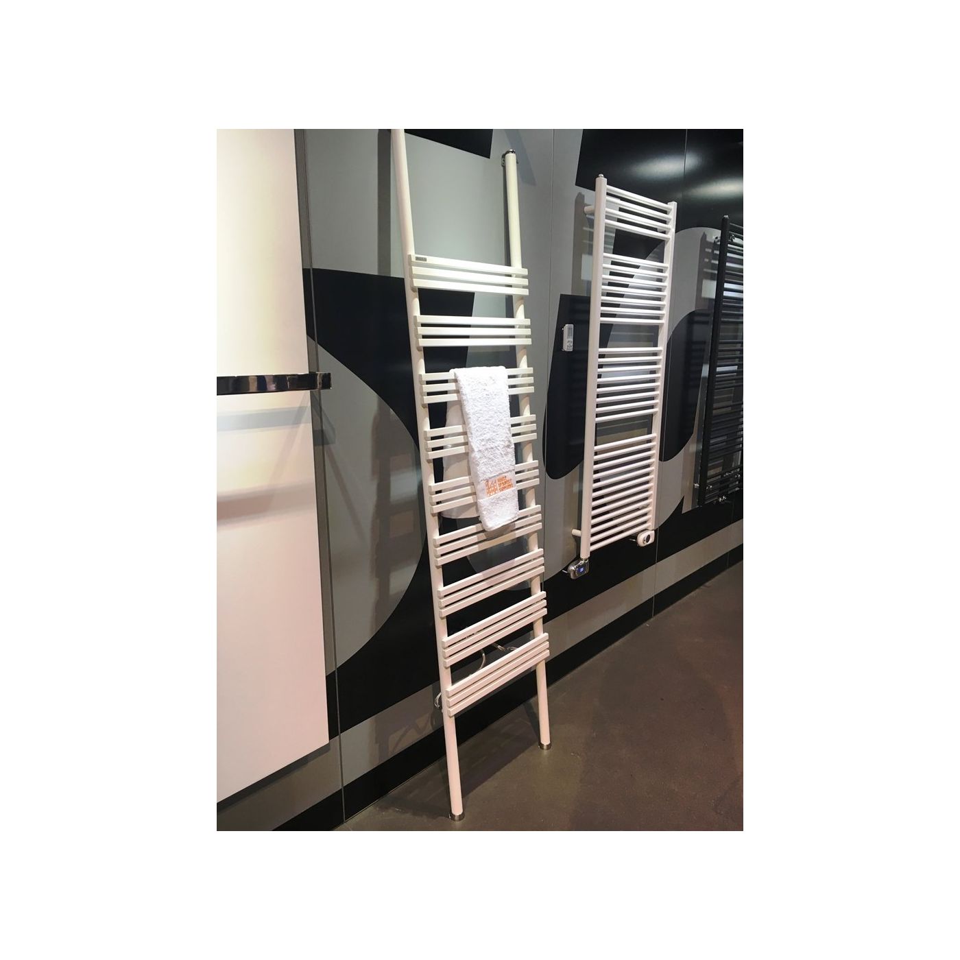 Instamat Iskol radiator 40x210 wandmontage met flexibele aansluitslangen wit