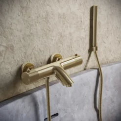 Afbeelding 1 Saniclear Brass Curved thermostatische opbouw badkraan met handdouche geborsteld messing - mat goud