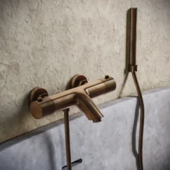 Afbeelding 1 Saniclear Antique Curved thermostatische opbouw badkraan met handdouche verouderd messing
