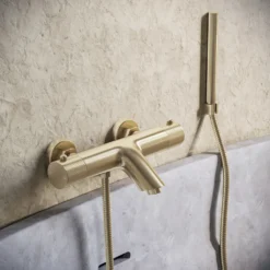 Afbeelding 1 Saniclear Brass Stripes thermostatische opbouw badkraan met handdouche geborsteld messing - mat goud