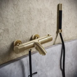 Afbeelding 1 Saniclear Brass Curved Pro thermostatische opbouw badkraan met handdouche geborsteld messing - mat goud