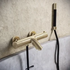 Afbeelding 1 Saniclear Brass Stripes Pro thermostatische opbouw badkraan met handdouche geborsteld messing - mat goud
