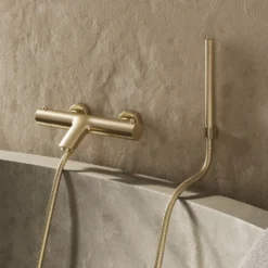 Afbeelding 1 Saniclear Brass thermostatische opbouw badkraan met handdouche geborsteld messing / mat goud