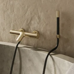 Afbeelding 1 Saniclear Brass Pro thermostatische opbouw badkraan met handdouche geborsteld messing / mat goud