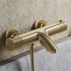 Afbeelding 2 Saniclear Brass Curved thermostatische opbouw badkraan met handdouche geborsteld messing - mat goud
