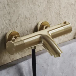 Afbeelding 2 Saniclear Brass Curved Pro thermostatische opbouw badkraan met handdouche geborsteld messing - mat goud