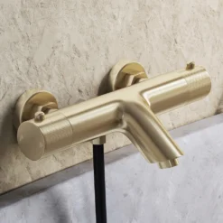 Afbeelding 2 Saniclear Brass Stripes Pro thermostatische opbouw badkraan met handdouche geborsteld messing - mat goud