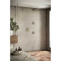 Afbeelding 2 Saniclear Brass Stripes inbouw regendouche 30cm met vierkante massagejets en muurarm geborsteld messing - mat goud
